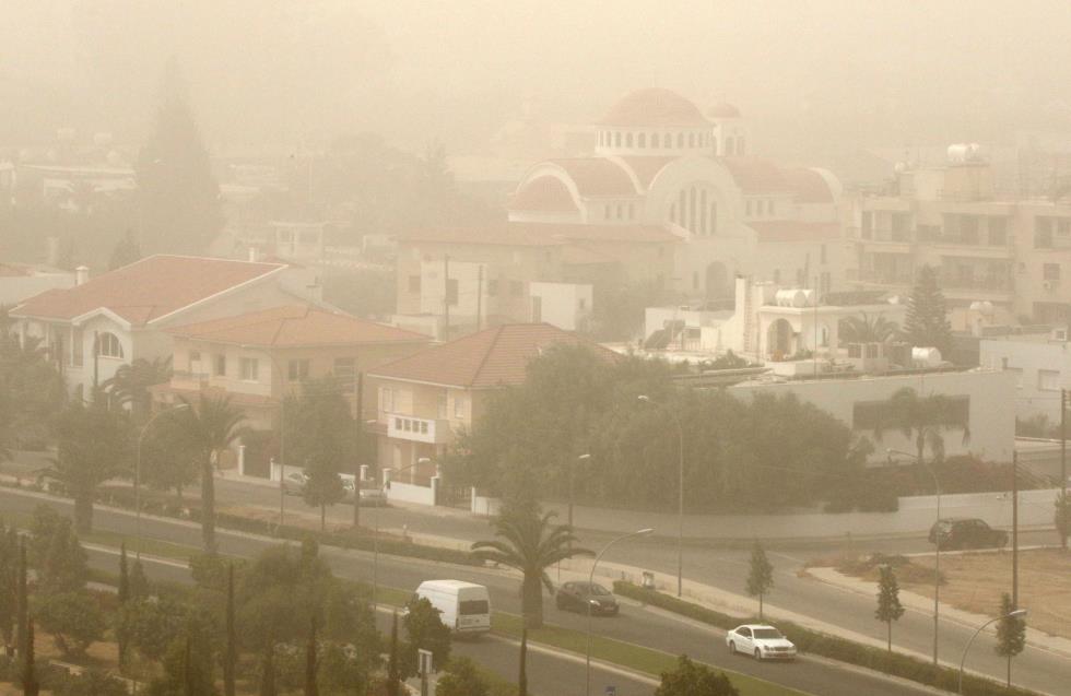 Πυκνή σκόνη και σήμερα στην Κύπρο – Βροχές και πιθανόν βροντές