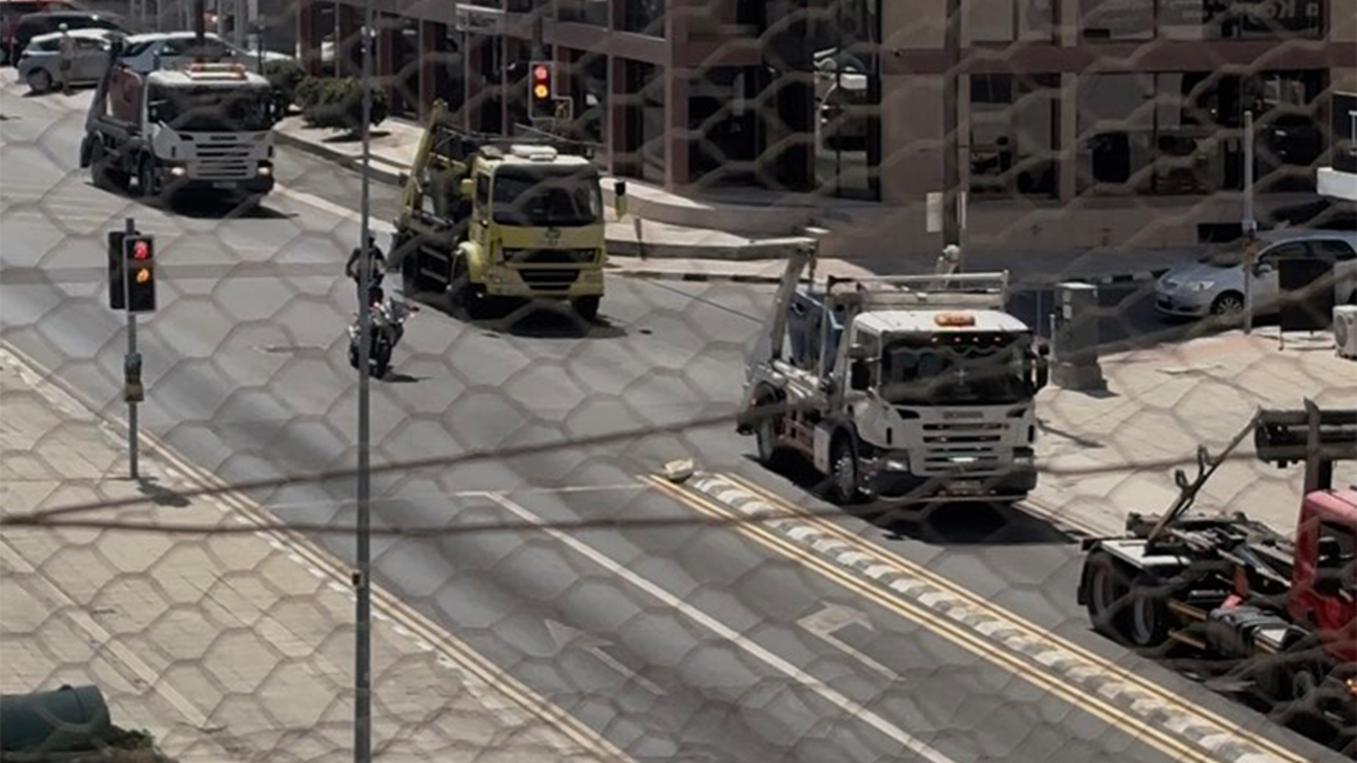 Φορτηγά Skip "πολιορκούν" το Προεδρικό – Ανάφλεξη για τις χρεώσεις ανακύκλωσης
