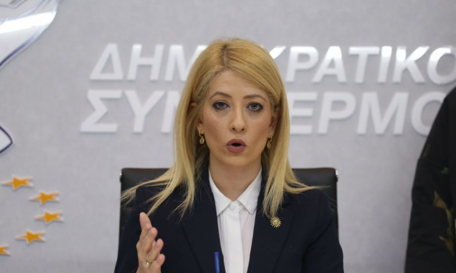 Θα πολεμήσει η Αννίτα στο μέτωπο ενώ την χτυπούν εκ των έσω