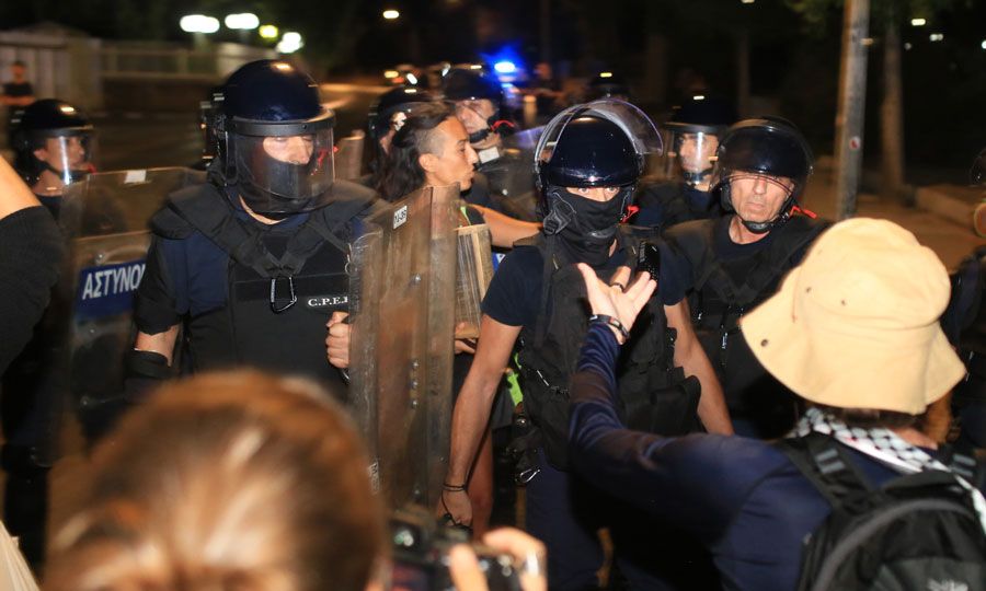 Ένταση στη διαμαρτυρία για τον στολίσκο: Απρόκλητη βία καταγγέλλουν διαδηλωτές — ΑΚΕΛ καλεί σε νέα συγκέντρωση