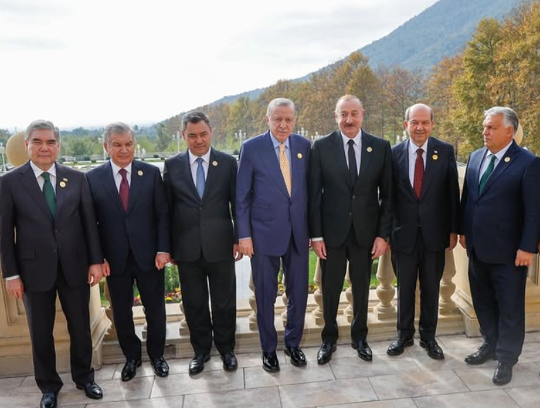 Ο “σουλτάνος” και το πιόνι του στη Σύνοδο των Τουρκογενών Κρατών – Ζητούν νομιμοποίηση της κατοχής