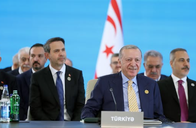 Ο Ερντογάν ανακοίνωσε κοινό αλφάβητο για τις τουρκόφωνες χώρες: Μηνύματα ισχύος στη 12η Σύνοδο του OTS με παρουσία Όρμπαν και Τατάρ